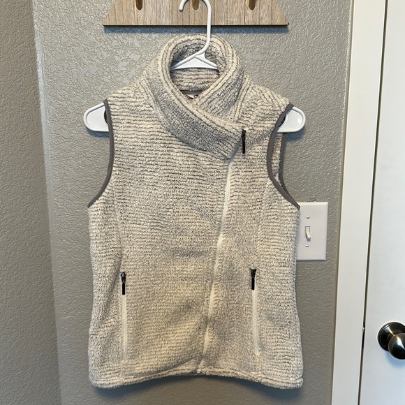 💕 3 for $20 💕 Mountain Khakis XS Fuzzy Vest - Picture 2 of 5